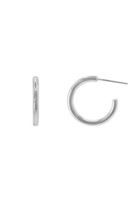 Boucles d'oreilles en argent en forme de créole avec une surface lisse et polie. Présente un design circulaire avec un profil fin et une tige droite pour le maintien.