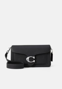Borsa a tracolla in pelle nera con finitura testurizzata, fibbia in argento e tracolla regolabile. Presenta una chiusura a patta e dettagli di cucitura discreti.
