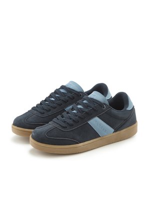 Paar dunkelgrauer Wildleder-Sneaker mit hellblauen Akzenten und Sohlen aus Kaugummirubber, nebeneinander auf weißem Hintergrund platziert.