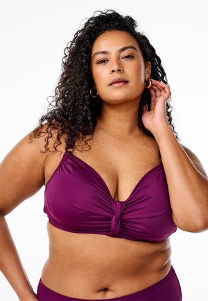 Bikini top in rijke paarse stof, met een gedraaide voorkant, verstelbare schouderbanden en een zachte textuur. Eenvoudige, ronde hardwareaccenten.