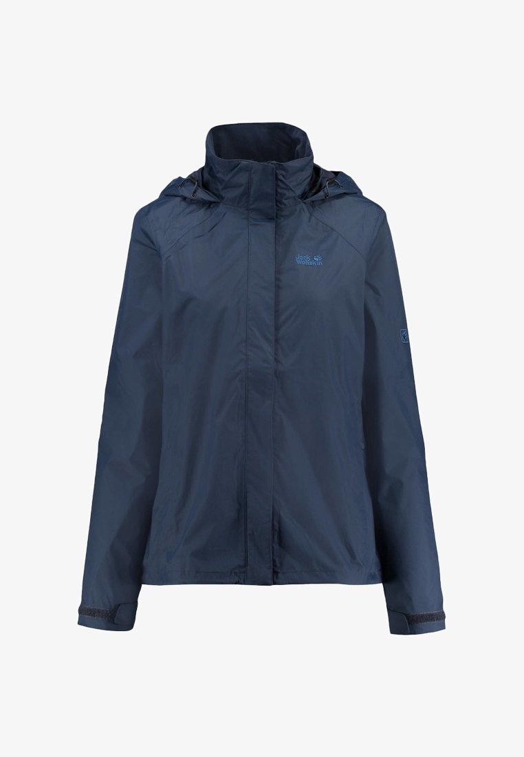 Marineblauwe waterdichte jas met een hoge kraag, verstelbare capuchon en elastische manchetten. Het materiaal is glad en licht van gewicht.