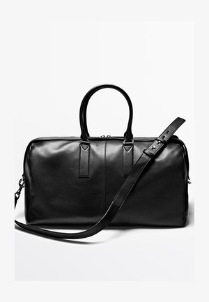 Schwarze Ledertasche mit zwei oberen Griffen, abnehmbarem Schultergurt, rechteckiger Form, glatter Textur, Reißverschluss und ohne sichtbare Verzierungen.