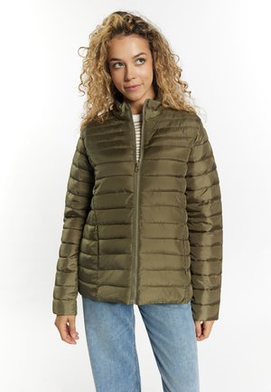 Olijfgroene pufferjack met horizontale naden, hoge kraag en volledige rits aan de voorkant. Draag het over een witte en gestreepte shirt, in combinatie met blauwe jeans.