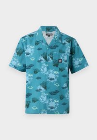Korte mouw shirt in teal met een bedrukt ontwerp van draaiende wolken, planeten en UFO's. Heeft een borstzak en een knoopsluiting.