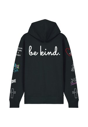 Sudadera negra con capucha ajustable. Texto "sé amable" en blanco en la parte posterior. Diversos estampados gráficos en colores en las mangas, incluyendo corazones y texto.