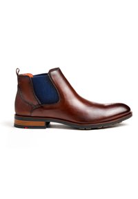 Braune Leder Chelsea-Stiefel mit dunkelblauen elastischen Seitenpanelen, runder Zehenpartie, stabiler Sohle und subtiler Holzverzierung in der Nähe der Ferse.