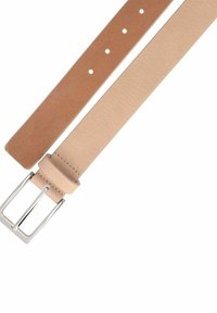Leren riem in lichtbeige met een gladde textuur, voorzien van gelijkmatig verdeelde gaten en een rechthoekige zilveren metalen gesp met gestikte accenten.