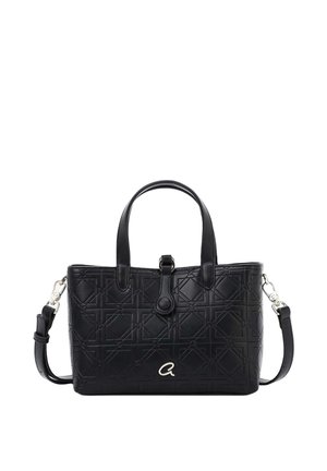 Zwarte leren handtas met reliëf geometrisch patroon, dubbele handvatten, afneembare schouderriem en zilveren gesp met metalen logo-accent.