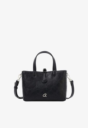 Zwarte leren handtas met reliëf geometrisch patroon, dubbele handvatten, afneembare schouderriem en zilveren gesp met metalen logo-accent.