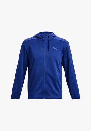 Blauwe ritshoodie van zachte stof, met een capuchon met trekkoord, lange mouwen en een logo op de linkerkant van de borst. Glad textuur, atletisch ontwerp.