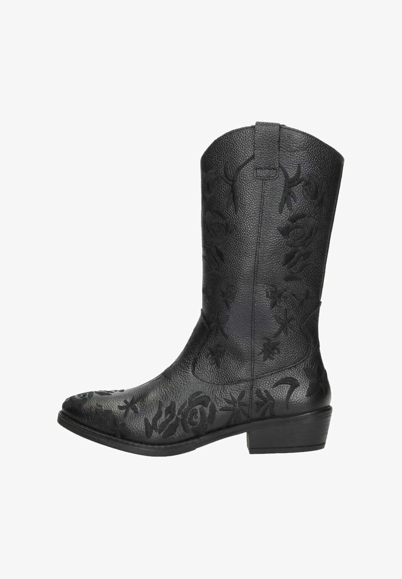 Schwarze Leder-Cowboystiefel mit geprägten Blumenmustern, einer spitzen Zehe und einem niedrigen, gestapelten Absatz. Das Design hat eine strukturierte Oberflächenbeschaffenheit.