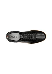 Sneaker in pelle nera con finitura liscia, suola in gomma marrone a contrasto e lacci neri con logo sulla soletta.