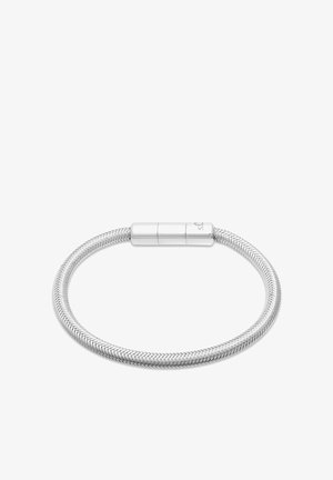 Bracelet en argent avec un design tressé, des bords lisses et une fermeture magnétique. Il présente une apparence élégante et minimaliste.
