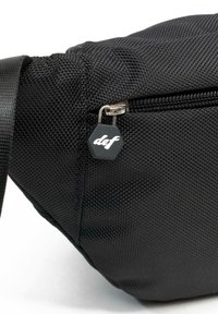 Sort tekstureret nylon taske med lynlås, sekstaget lynlåshåndtag med "def" logo og en justerbar skulderrem.