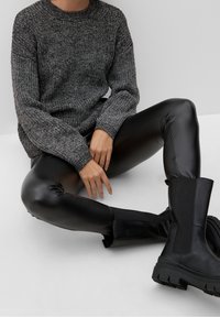 QS Sweter