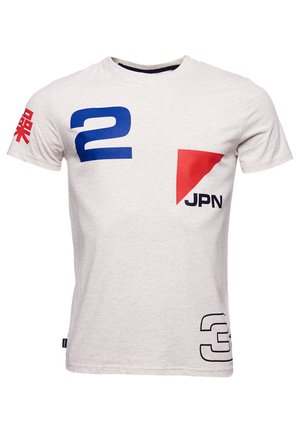 Jasnoszary bawełniany t-shirt z niebieską cyfrą "2", czerwonym trójkątem, czarnym napisem "JPN" oraz białą cyfrą "3" na przodzie i lewym rękawie.