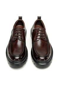 Braune Lederschuhe mit glatter Oberfläche, runder Zehenform, Schnürdesign und einer strukturierten schwarzen Gummisohle. Mit Schlaufe an der Ferse.