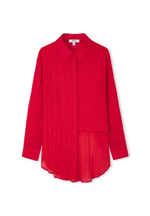 Chemise en tissu rouge froissé avec un col pointu, des boutons sur le devant, des manches longues et un ourlet arrondi. Comprend un superposition asymétrique à l'avant.
