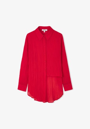 Rode, gekreukte stoffen shirt met een puntige kraag, knopen aan de voorkant, lange mouwen en een gebogen zoom. Heeft een asymmetrische overlay aan de voorkant.