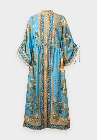 Długa niebieska sukienka z materiału z kwiatowymi wzorami, o wysokim kołnierzu, z wiązaniem w talii i szerokimi rękawami, zdobiona złotymi detalami.