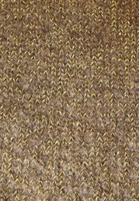 Tessuto lavorato a maglia con una base marrone caldo e fili dorati intrecciati, creando una superficie strutturata e decorata.