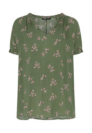 Blusa verde de manga corta con un sutil estampado floral rosa, escote fruncido y bordes de las mangas ligeramente fruncidos.