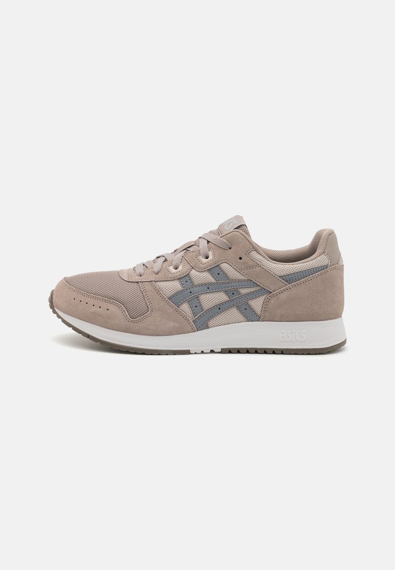 Baskets Asics beige et grises avec côtés en daim et mesh, semelle blanche, fermeture à lacets sur fond blanc uni.