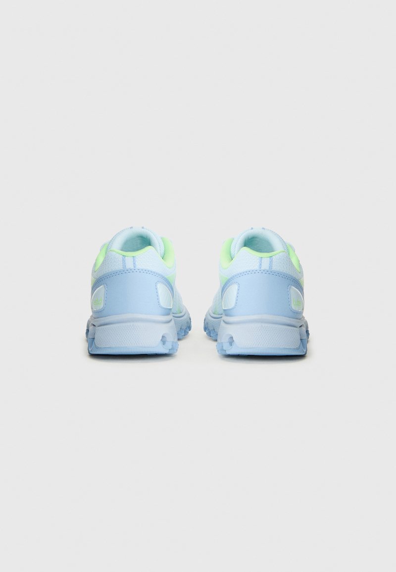 Helles Blaues Sport Schuhe mit grünen Akzenten, von hinten auf einem schlichten weißen Hintergrund gezeigt. Stilvolles, modernes Design, geeignet für Sport.