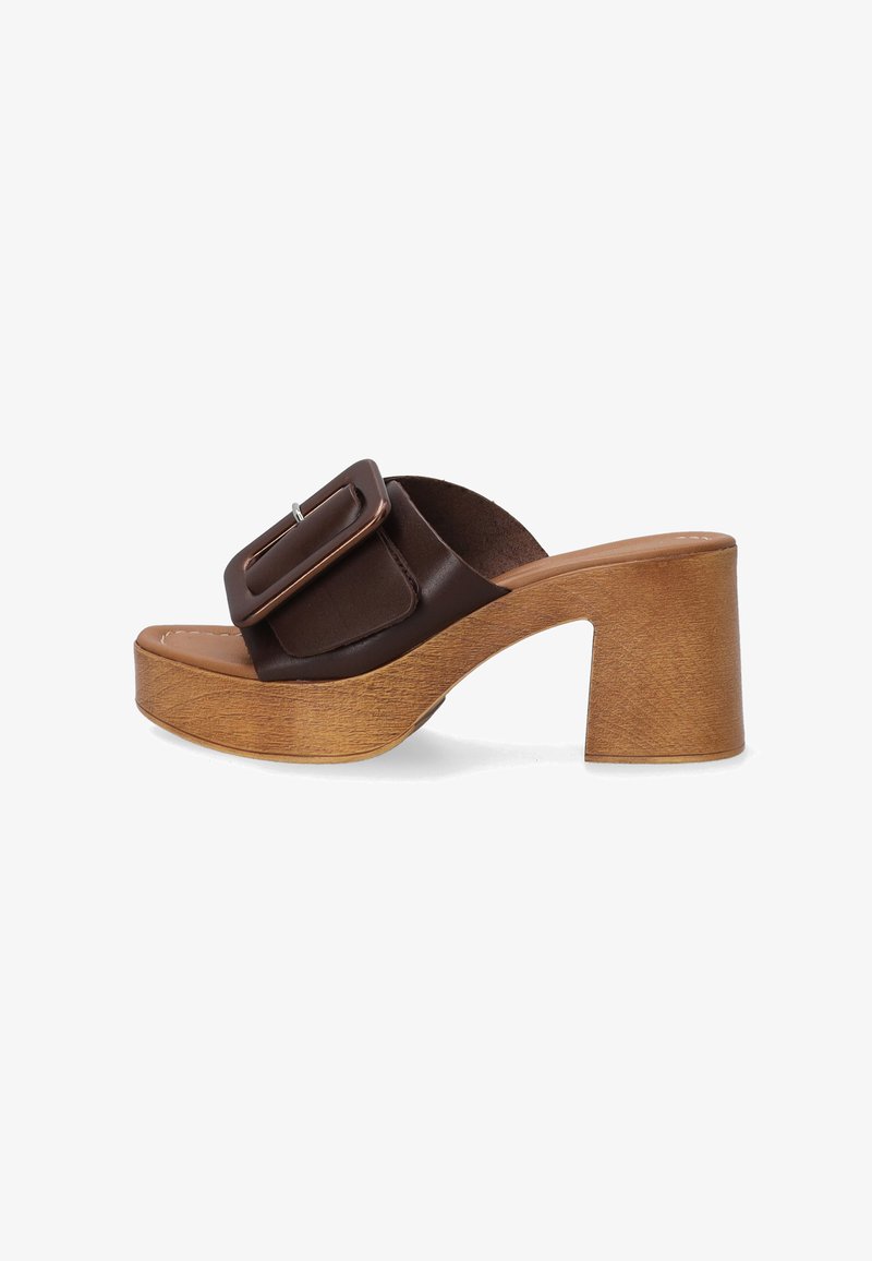 Bruine leren sandaal met een grote rechthoekige gesp, houten blokhak en afgeronde platform. Textuur onderkant voor grip.