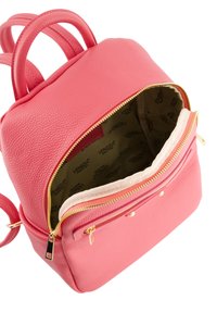 Sac à dos en cuir rose avec une surface texturée, doté de deux poignées et d'une poche frontale zippée. Intérieur doublé de tissu de marque.
