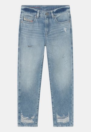 Jean denim bleu clair avec détails usés sur les cuisses et les genoux, style cinq poches, fermeture par bouton à la taille.