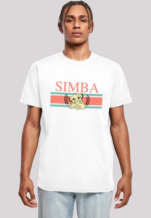 Hvid bomulds T-shirt med et grafisk motiv af en løveunge, "SIMBA" tekst ovenover, koral- og teal-striber på tværs samt sorte bladmotiver.