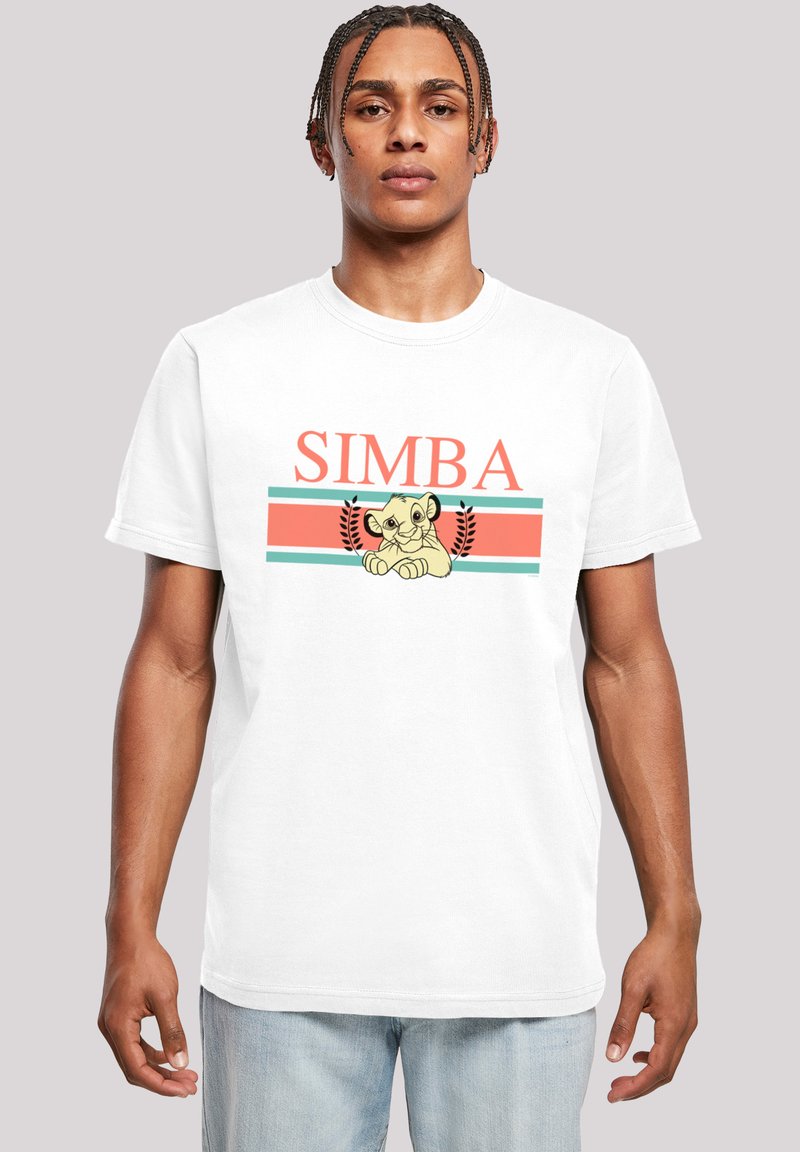 Balta medvilninė marškinėlių su grafika, vaizduojančia liūtuką, viršuje esantis tekstas "SIMBA", koralų ir žalios horizontalios juostelės bei juodos lapų akcentai.