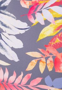 Blumenstoff mit großen weißen, rosa und gelben Blättern auf einem grauen Hintergrund, mit einer glatten, leicht glänzenden Textur.
