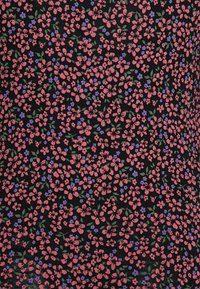 Tecido preto com um padrão floral apresenta flores rosa e roxas com folhas verdes, criando um design denso e texturizado.