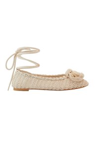 Bailarina de ganchillo beige con detalle de lazo en la puntera y una fina tira en el tobillo. Forma redondeada y suela plana para un uso cómodo.