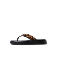 Černé žabky s páskem s leopardím potiskem a silnou podešví, s hladkým povrchem a minimalistickým designem.