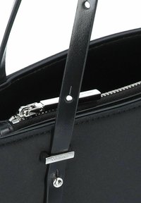Calvin Klein SQUARE 28 CM - Bolso de mano - ck black
