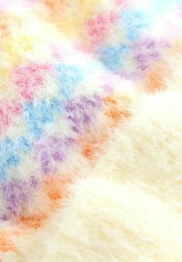 Többszínű, bolyhos textil, amely pasztell árnyalatú rózsaszínt, kéket, sárgát és lilát tartalmaz, puha, bolyhos textúrával és világos alapszínnel.