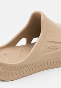 BOSS TITANIUM UNISEX - Mulas - open beige