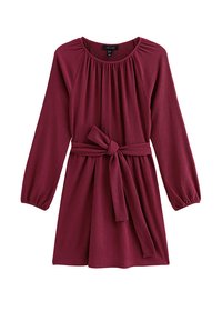Bordowa sukienka z długimi rękawami, zebranym dekoltem i paskiem w talii. Teksturowana tkanina z subtelnym prążkowanym wzorem.