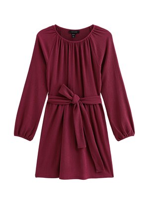 Robe bordeaux à manches longues, décolleté froncé et ceinture à la taille. Tissu texturé avec un motif en relief subtil.