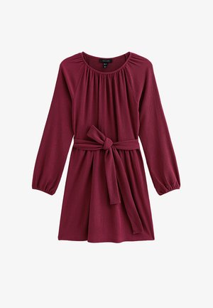 Bordeaux jurk met lange mouwen, geplooide halslijn en een tailleband. Geweven stof met een subtiel geribbeld patroon.
