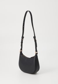 Melnas ādas plecu soma ar izliekta formu, regulējamu siksnu un zelta toni hardware. Iekļauj rāvējslēdzēja aizdari un gludu tekstūru.