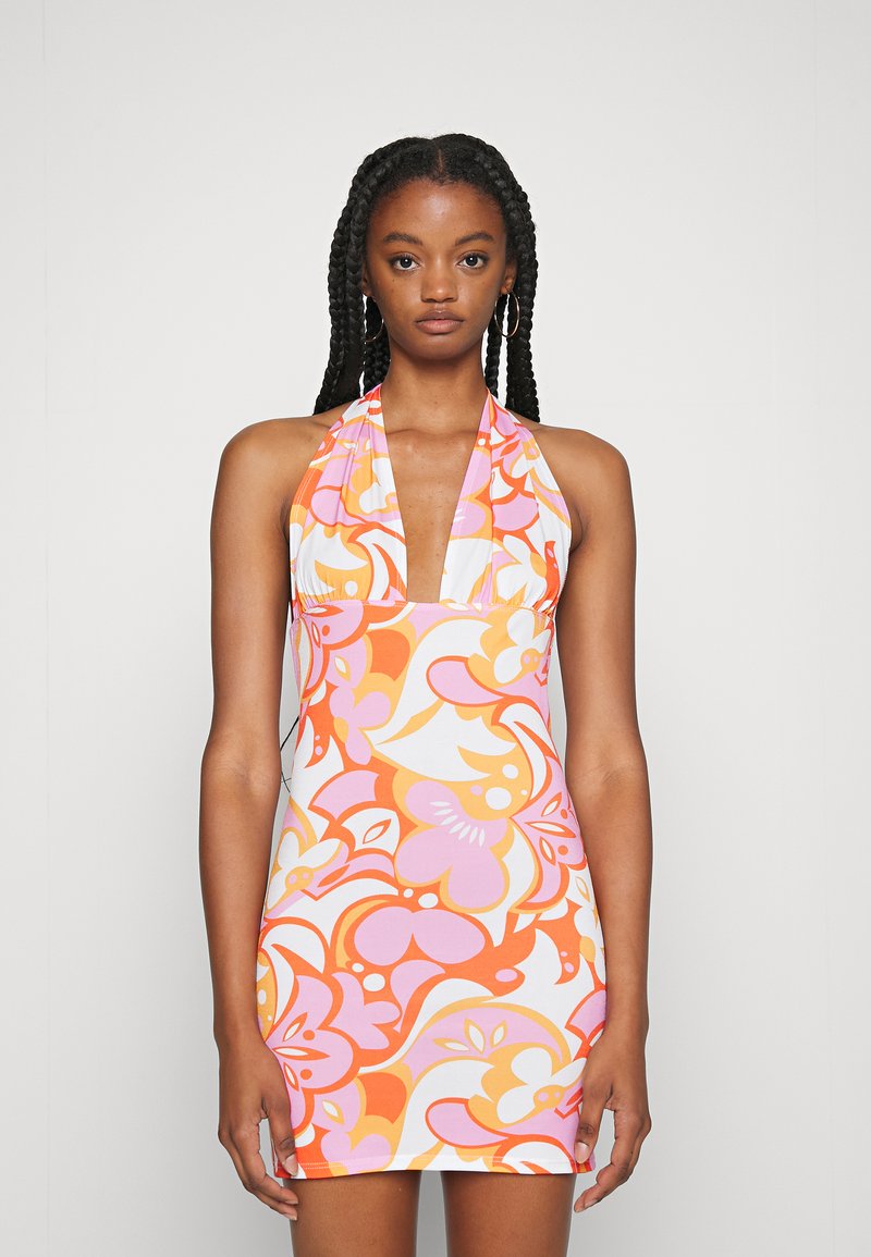 Vestido de halter branco com padrão floral ousado em rosa e laranja. Design ajustado com um decote em V profundo e tecido texturizado.