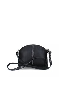 Borsa a tracolla in pelle nera con design arrotondato, dotata di una tracolla decorata e chiusura con zip. Texture liscia con uno stile minimalista.