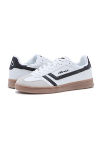 Białe sportowe sneakersy wykonane z leatheru i zamszu, z czarnymi akcentami i beżową gumową podeszwą, z logo na boku.