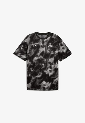 T-shirt Puma manches courtes tie-dye noir et gris avec logos blancs Puma et Formule 1 sur la poitrine.
