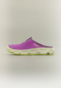 Μωβ πλέγμα παπουτσιού τύπου slip-on με λευκή μεσαία σόλα και νέον κίτρινη εξωτερική σόλα· διαθέτει υφή και μινιμαλιστικό σχεδιασμό για ευκολία στην χρήση.