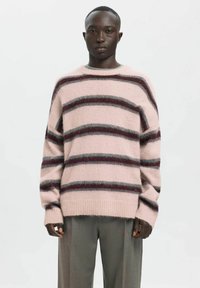 Roze gestreepte trui van zacht, pluizig materiaal, met brede kastanjebruine en grijze strepen, ontspannen pasvorm, en geribbelde manchetten en zoom.